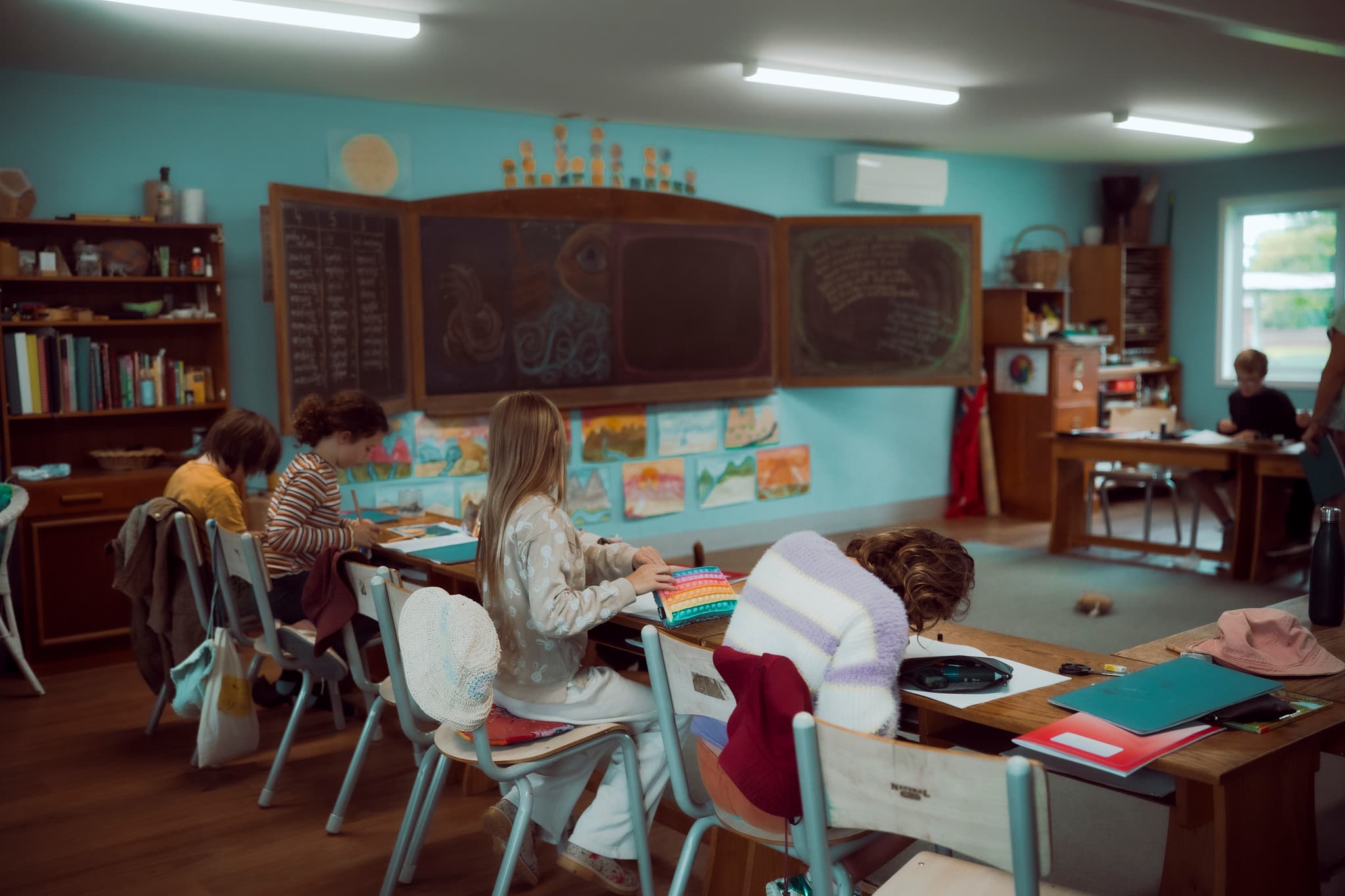 The use of blackboards brings beauty to main lessons.
